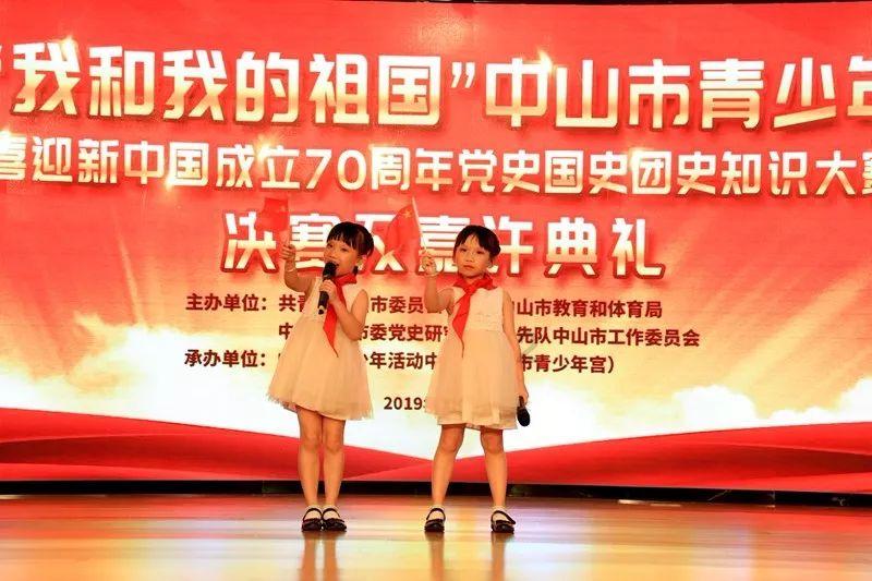 徐梦洁黑色大衣有型显气质 毛线帽满满青春元气感