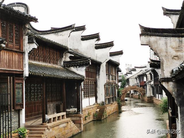 挖掘机司机见“材”起意盗走工地钢板卖给废品回收站，6小时后人赃并获