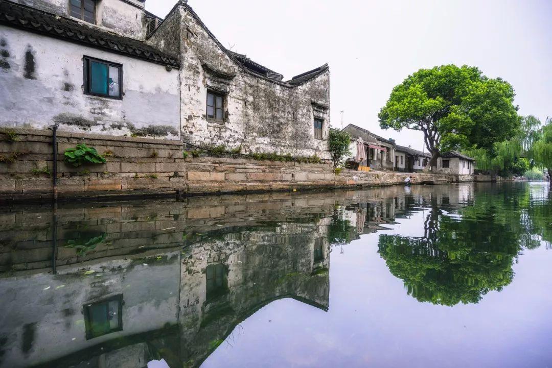 女生雪地玩滑梯摔了个四脚朝天,找回了童年的快乐